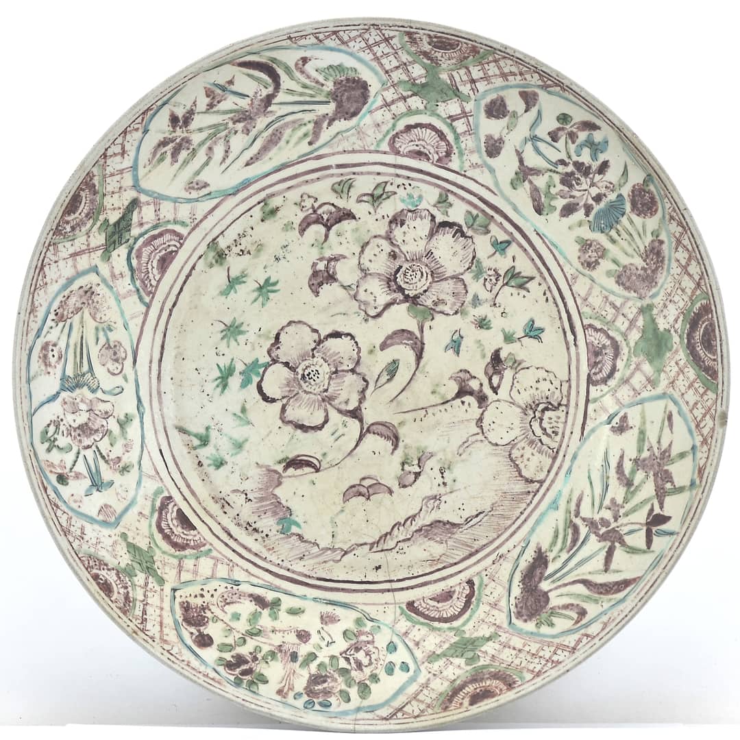 Dish/Plate with Red Flower Decorated. Ming Dynasty
