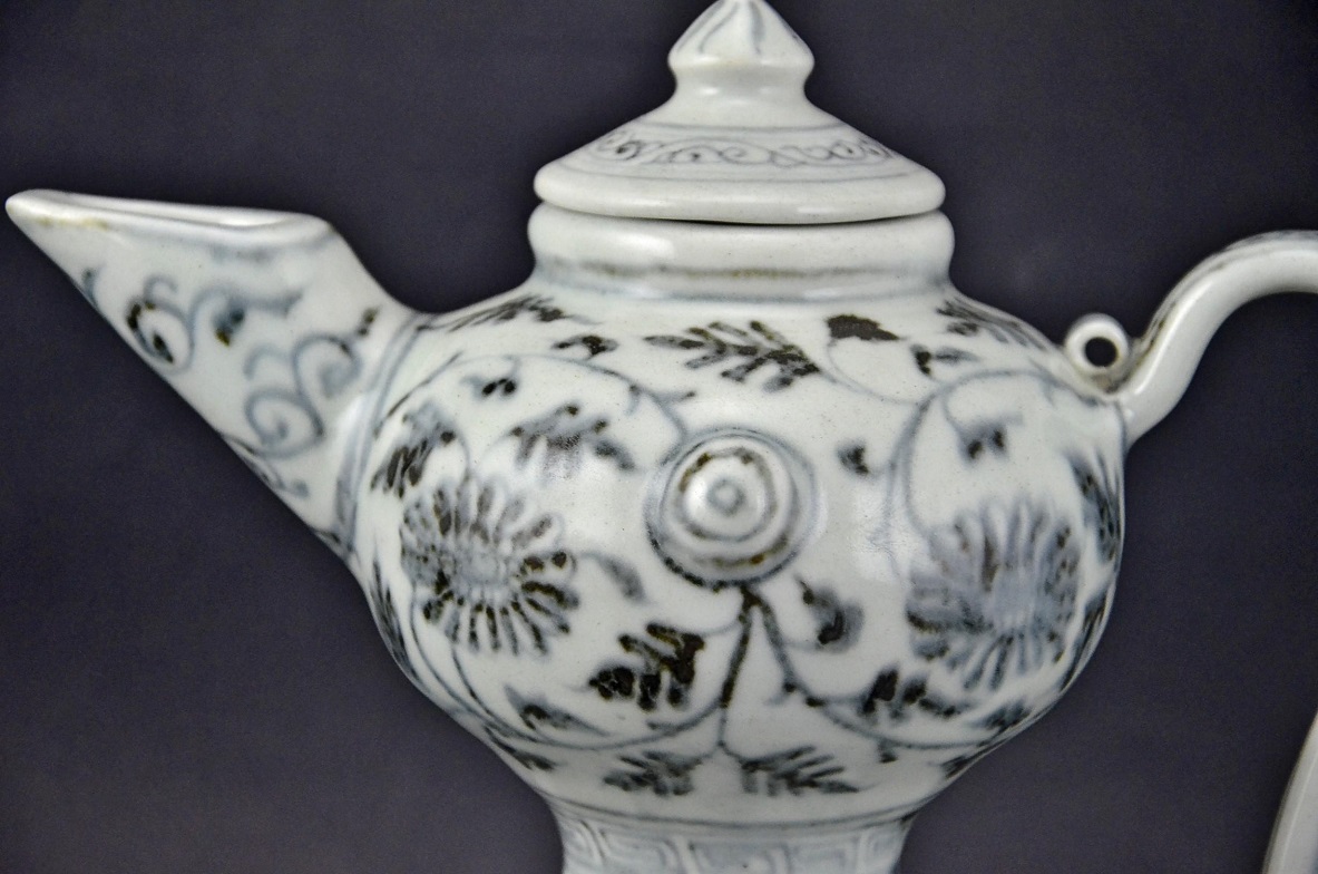  Unique Blue White Ewer and Cover, Early Ming dynasty