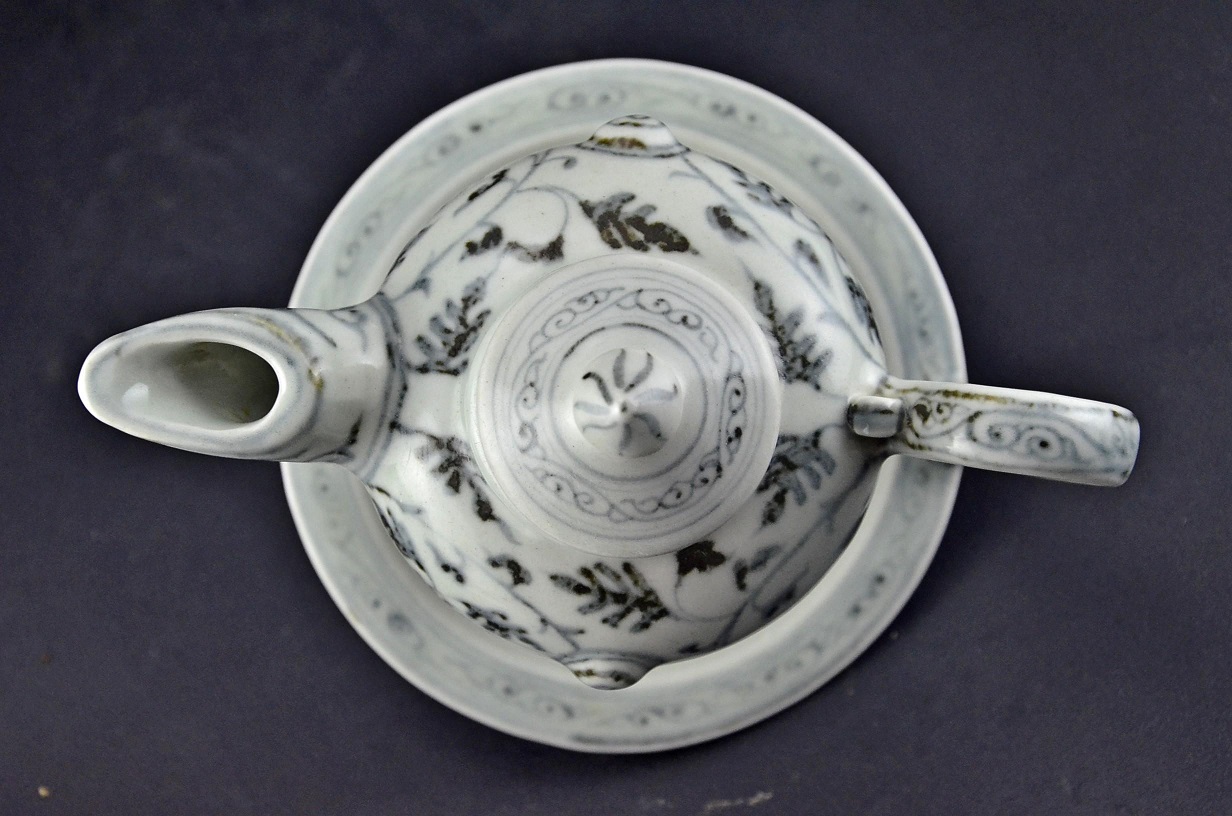  Unique Blue White Ewer and Cover, Early Ming dynasty