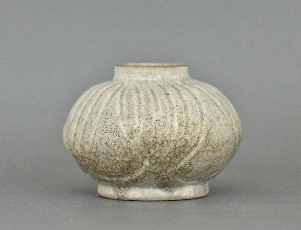 A small Yue Yao globular jar