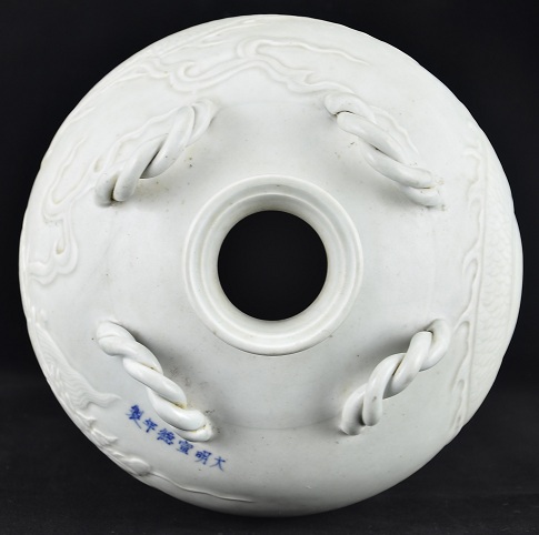 A Rare White Vase, Ming Dynasty
