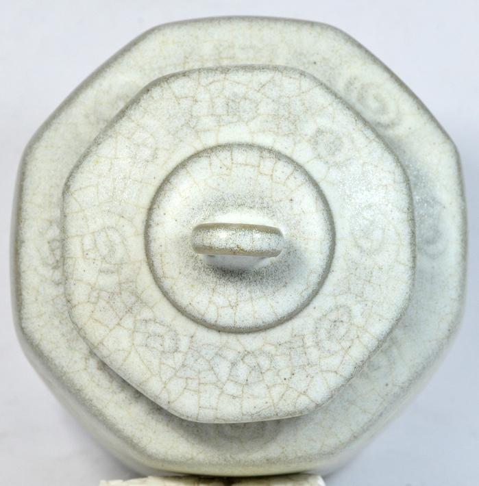 White Octagonal Covered Box, Song Dynasty