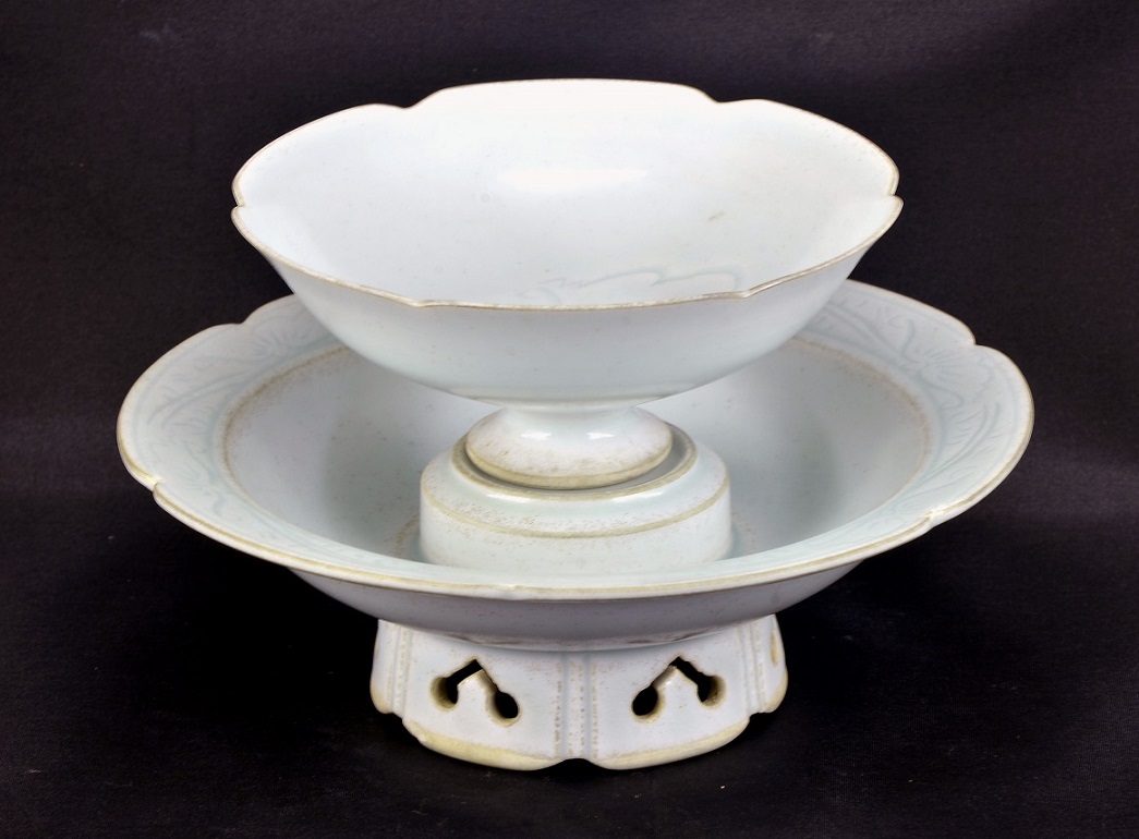 A Qingbai Floral-Lobed Cup Stand