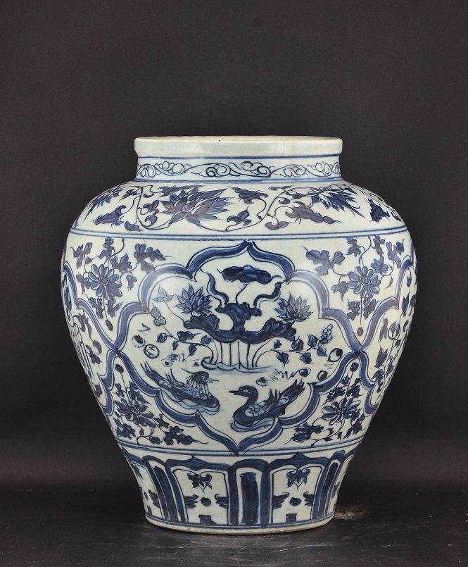 Blue and white jar, Ming Dynasty